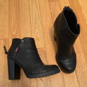 Levi’s 3 inch heel black zip up the back boots size 5 1/2